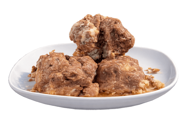 Кусковое мясо из банки на тарелке